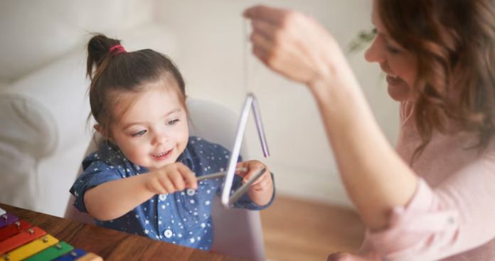 Parinte depunand dosarul medical si certificatul de handicap la comisia DGASPC pentru alocatia de hrana