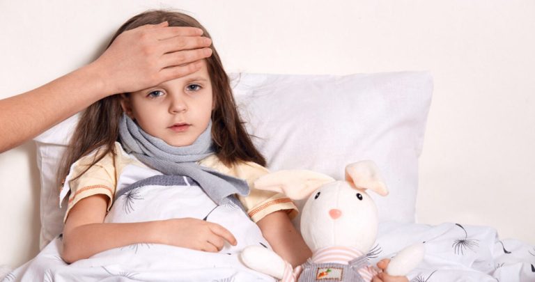 Parinte predand certificatul de concediu medical pentru copil bolnav la resurse umane