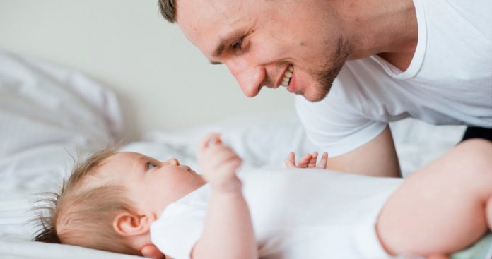 Tata semnand decizia de suspendare a contractului pentru a intra in concediul de crestere a copilului