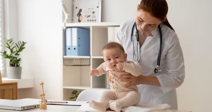 Mamica prezentand certificatul de nastere si actele de externare la cabinetul medicului de familie