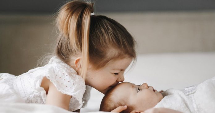 Parinte platind cu cardul de tichete de cresa la un terminal POS dintr-o institutie de stat